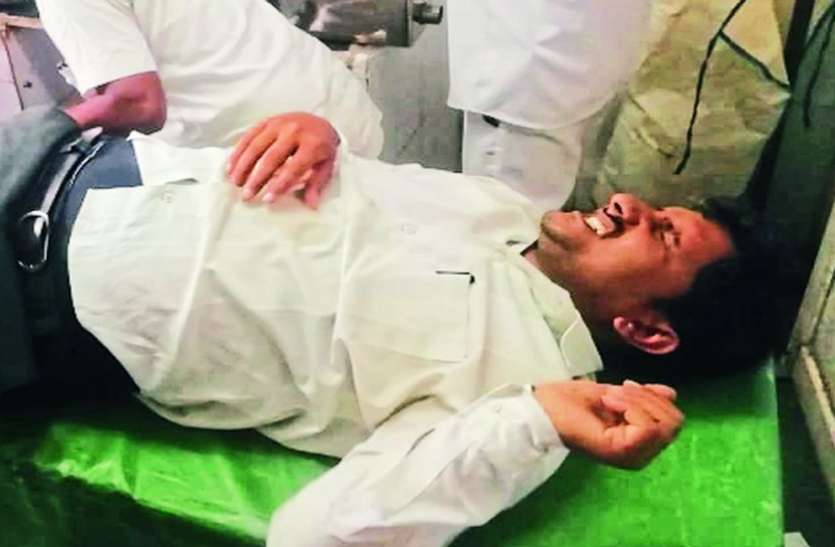 सनसनीखेज : रुपए लूटने के लिए बदमाशों ने बाइक से पीछा कर बैंक मैनेजर को मारी गोली सनसनीखेज : रुपए लूटने के लिए बदमाशों ने बाइक से पीछा कर बैंक मैनेजर को मारी गोली
