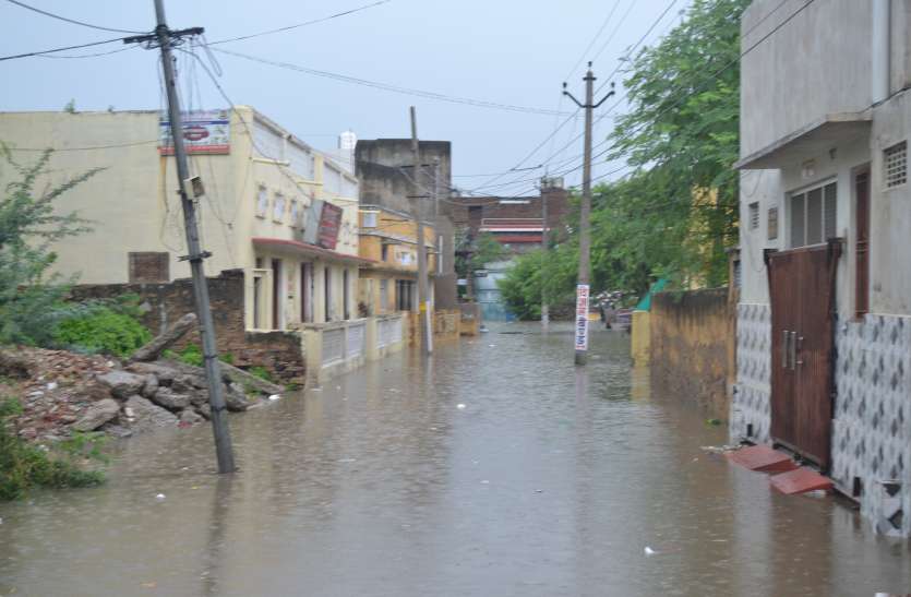 rain water in colony Problem: यह कॉलोनी है या कोई छोटा तालाब, यहां हालात खराब