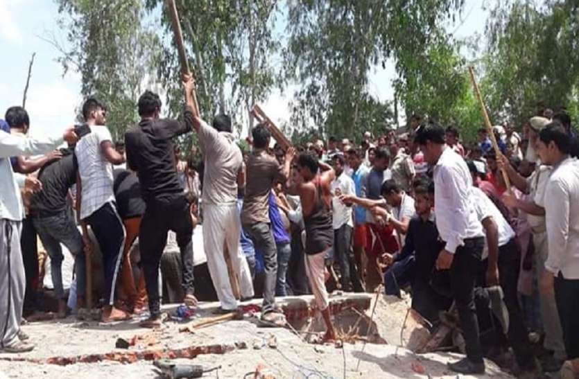 जैक लगाकार ऊंचा करते समय गिरा लिंटर, एक दर्जन से ज्यादा मजदूर दबे, एक की मौत जैक लगाकार ऊंचा करते समय गिरा लिंटर, एक दर्जन से ज्यादा मजदूर दबे, एक की मौत