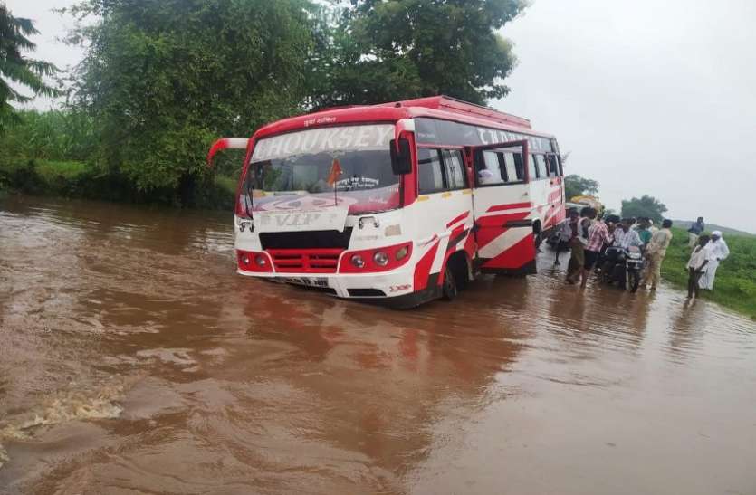 bus accident news उफनते नाले में पुलिया के नीचे उतार दी बस, मच गया हाहाकार