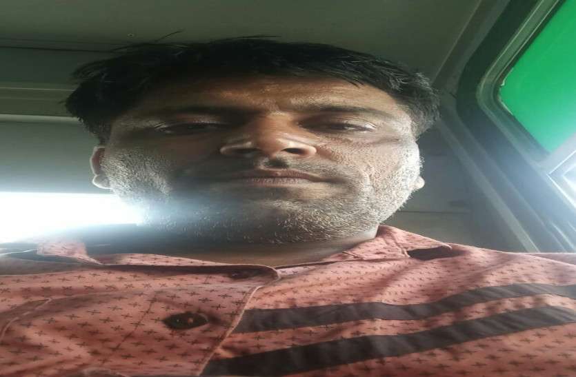 मुख्यमंत्री का पुत्र बन शोरूम पर किया फोन, उठाई ५.७५ लाख की कार मुख्यमंत्री का पुत्र बन शोरूम पर किया फोन, उठाई ५.७५ लाख की कार