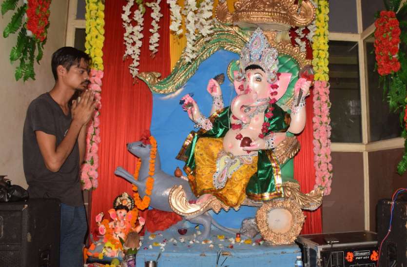 Ganeshotsav is celebrated in the city मूषक रथ की सवारी करते बप्पा और बाहुबली की धूम