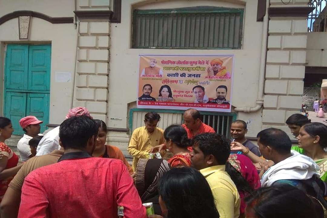 जूस वितरित करते भाजपा नेता और कार्यकर्ता
