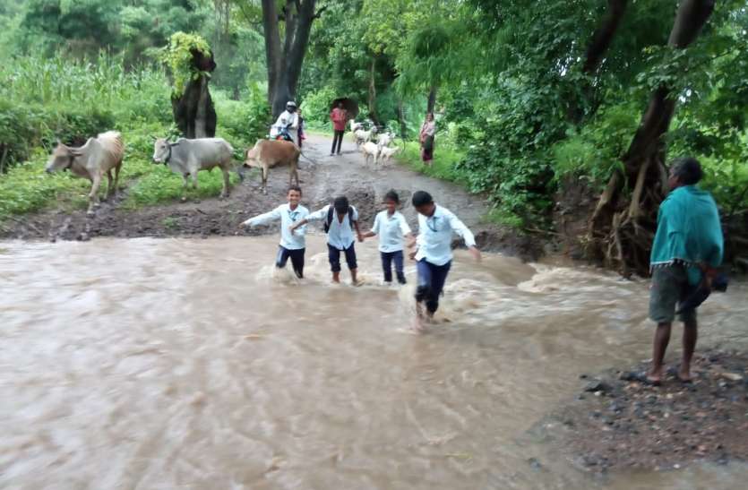 जान जोखिम में डालकर कर रहे नदी-नाले पार जान जोखिम में डालकर कर रहे नदी-नाले पार
