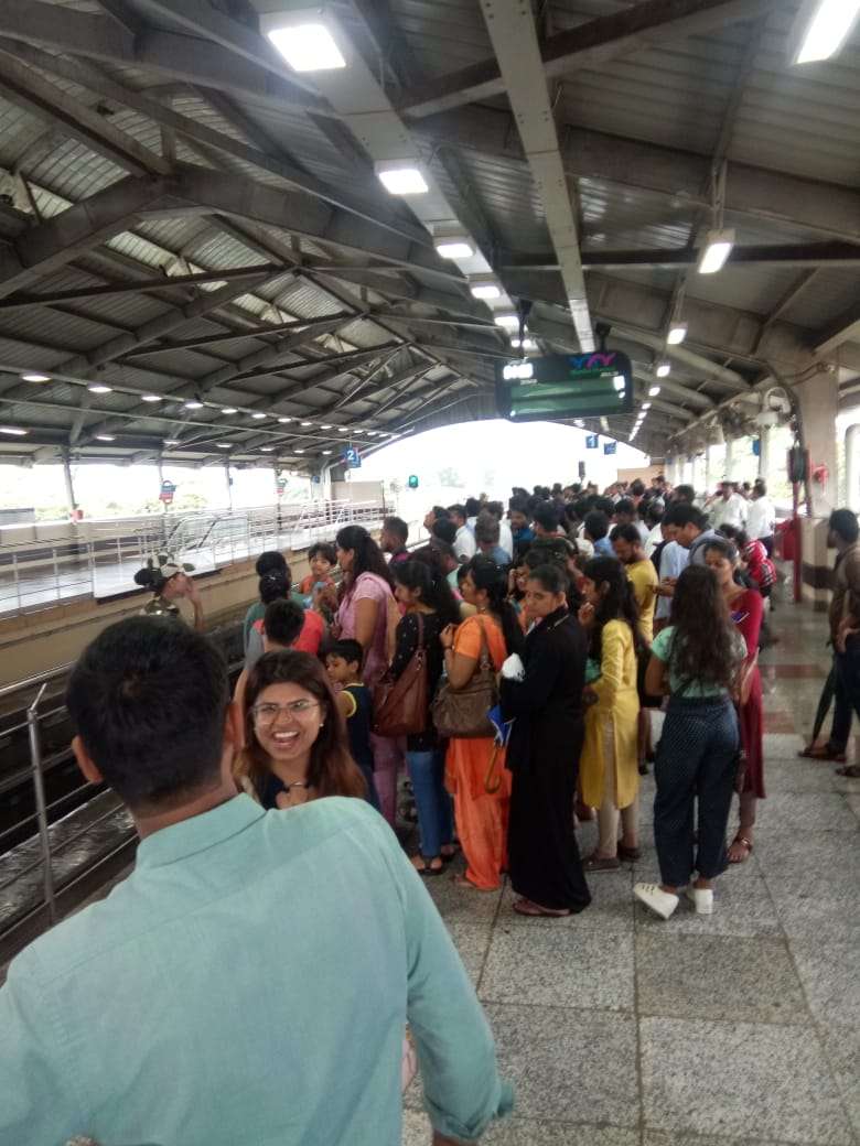 बारिश के आगे बेबस: सड़कों पर लंबा ट्रैफिक जाम, बदला गया बेस्ट बसों का रूट, डायवर्ट की गईं विमान सेवाएं