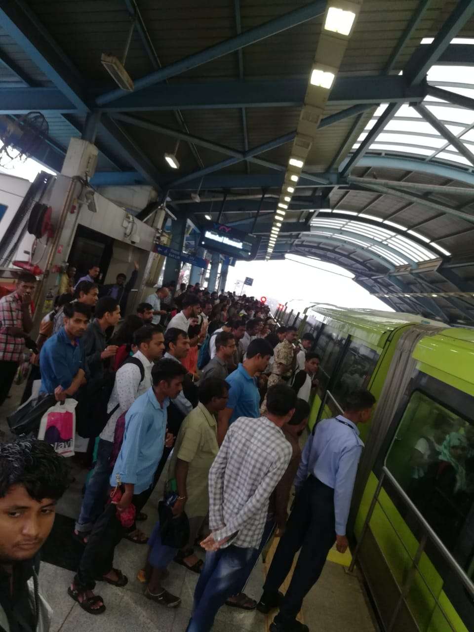 बारिश के आगे बेबस: सड़कों पर लंबा ट्रैफिक जाम, बदला गया बेस्ट बसों का रूट, डायवर्ट की गईं विमान सेवाएं
