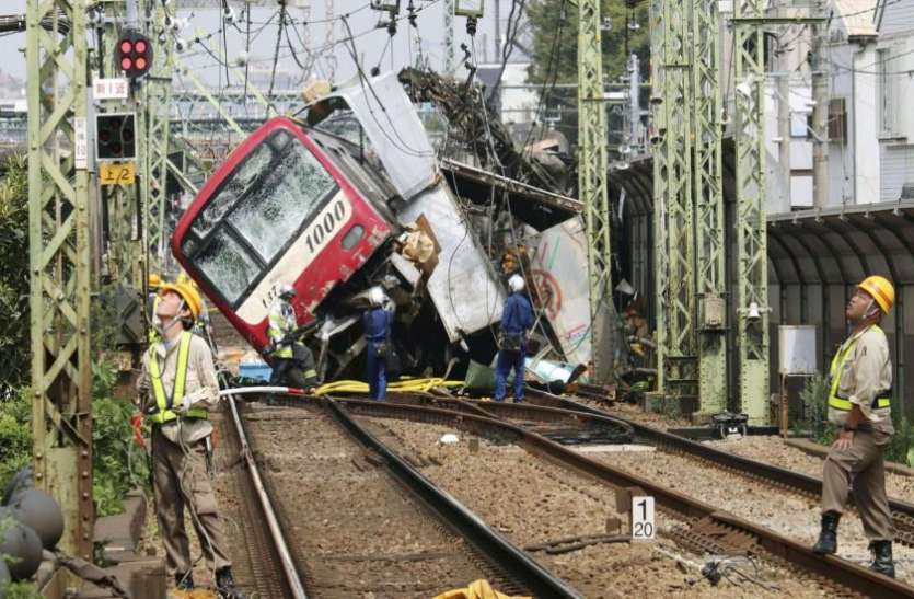 japan-train-truck-crash जापान: तेज रफ्तार ट्रेन ने ट्रक को मारी टक्कर, हादसे में एक की मौत, 30 घायल