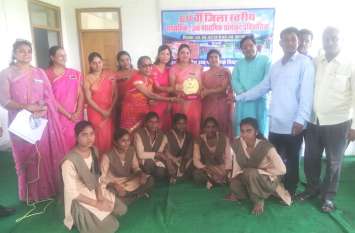 Prize distribution without a certificate बिना प्रमाण पत्र दिए हुआ पुरस्कार वितरण