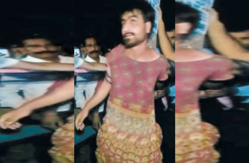 kashmiri_yuvak.jpg लडक़ी के कपड़े पहन संदिग्ध अवस्था में घूम रहे कश्मीरी छात्र को देख मचा हडक़ंप, सेना पर कर चुका है टिप्पणी