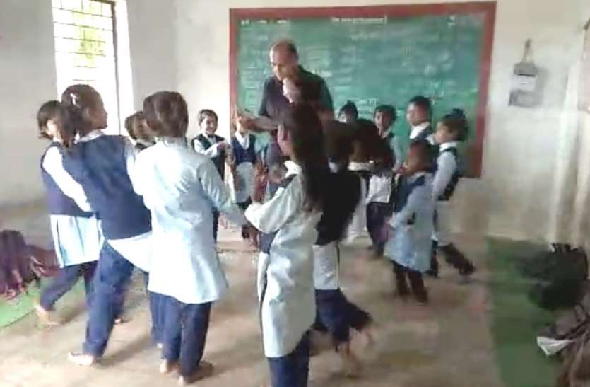 Teachers day special ऐसा स्कूल जहां बच्चों के साथ नाचते हैं शिक्षक, निमाड़ी में पढ़ाते हैं हिंदी