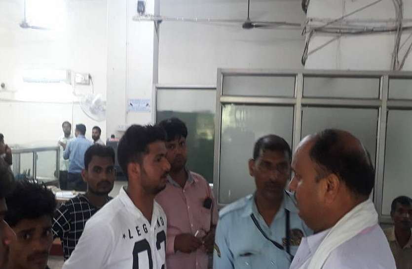 Loot from bank बैंक से उच्चकों ने 2.70 लाख रूपये उड़ाये, सीसीटीवी में कैद हुई करतूत