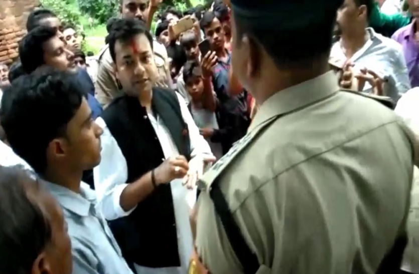धार्मिक समारोह में प्रसाद में बिरयानी खिलाने का आरोप, 43 के खिलाफ FIR दर्ज धार्मिक समारोह में प्रसाद में बिरयानी खिलाने का आरोप, 43 के खिलाफ FIR दर्ज