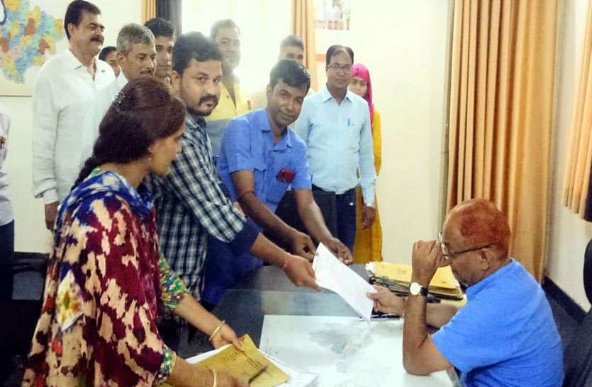 राजस्थान पटवार संघ ने एसडीओ को सौंपा ज्ञापन, पत्थरगढ़ी व सीमाज्ञान का भुगतान की रखी मांग दिलाएं राजस्थान पटवार संघ ने एसडीओ को सौंपा ज्ञापन, पत्थरगढ़ी व सीमाज्ञान का भुगतान की रखी मांग दिलाएं