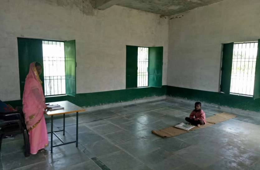 one children in school मिर्जापुर के जिस स्कूल में मिड डे मिल में परोसी गई थी नमक रोटी, वहां पढ़ाई करने पहुंचा सिर्फ एक बच्चा