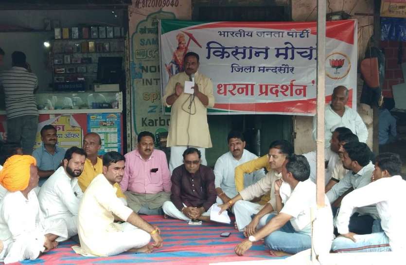 फसलों के नुकसान पर सरकार नहीं करवा रही सर्वे और न हीं कर रही कर्जमाफ फसलों के नुकसान पर सरकार नहीं करवा रही सर्वे और न हीं कर रही कर्जमाफ