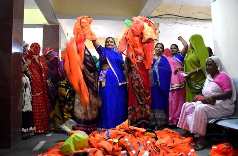 घुंघट हटवाकर नोडल लेते महिलाओं के फोटो, इसे बंद करें नहीं तो कर देंगे काम बंद घुंघट हटवाकर नोडल लेते महिलाओं के फोटो, इसे बंद करें नहीं तो कर देंगे काम बंद