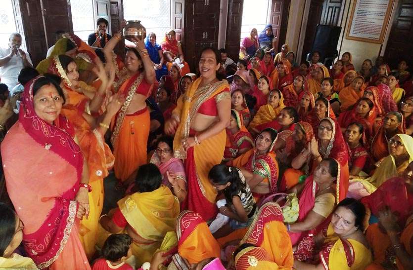 नंदोत्सव में महिलाओं ने भाव-विभोर होकर किया नृत्य नंदोत्सव में महिलाओं ने भाव-विभोर होकर किया नृत्य
