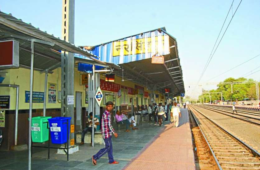 on board shopping in train ट्रेनों में बिकेंगी दवाएं, मिठाइयों से लेकर कॉस्मेटिक्स तक खरीद सकेंगे यात्री