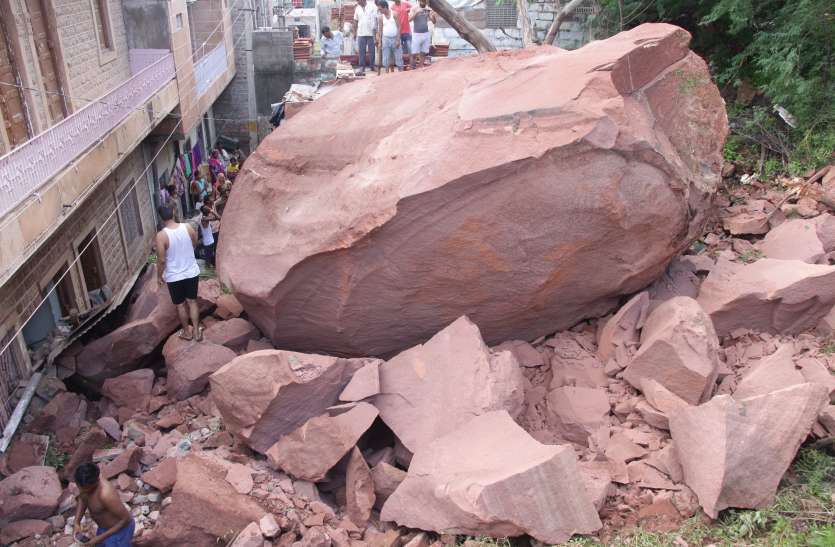 illegal construction nearby hills of jodhpur are becoming dangerous पहले बेखौफ होकर जोधपुर के पहाड़ों पर बनाए आशियाने, अब खौफ के साये में पल रही सैंकड़ों जिंदगियां