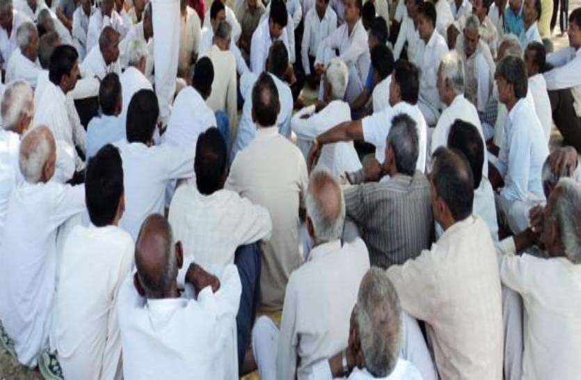 panch.jpg नाबालिग से रेप, आरोपी की गिरफ्तारी के लिए परिवार ने किया प्रदर्शन, इस बीच पंचायत ने सुनाया हैरान करने वाला फैसला