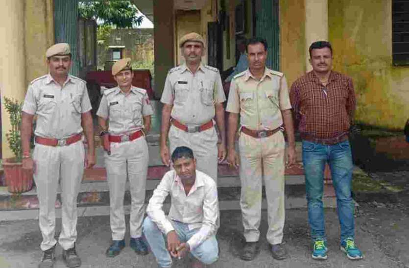 अरनोद पुलिस ने पकड़ा कार में 110 किलो डोडा चूरा गिरफ्तार अरनोद पुलिस ने पकड़ा कार में 110 किलो डोडा चूरा गिरफ्तार