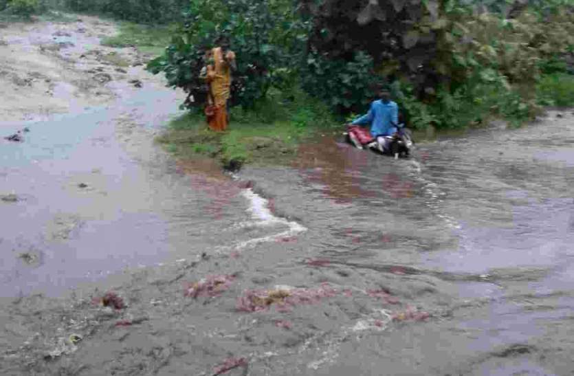 नाले में फंसे दम्पती के लिए देवदूत बना कांस्टेबल नाले में फंसे दम्पती के लिए देवदूत बना कांस्टेबल