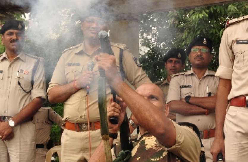 police_002.jpg POLICE SP के सामने हो गया बलवा, TI को बंदूक चलाना नहीं आया, न आंसू गैस का गोला दाग पाए- देखें वीडियो