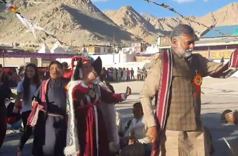हाथ में तौलिया लेकर बनाया फन और फिर इन धुन पर जमकर थिरके मोदी के मंत्री, ऐसे आए कमेंट हाथ में तौलिया लेकर बनाया फन और फिर इन धुन पर जमकर थिरके मोदी के मंत्री, ऐसे आए कमेंट