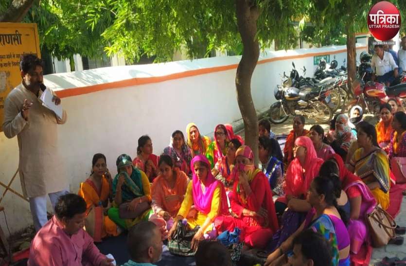 Primary teachers Teachers Day: प्राइमरी टीचर्स ने मनाया शिक्षक सम्मान बचाओ दिवस, योगी सरकार के खिलाफ बोला हल्ला