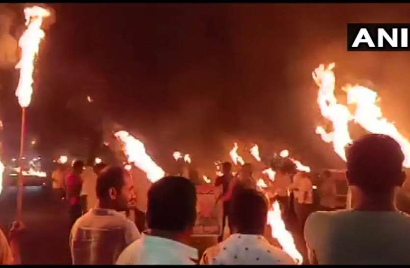 protest_on_dk_shivakumar_arrest.jpg कांग्रेस नेता डीके शिवकुमार की गिरफ्तारी का नहीं थम रहा विरोध, कर्नाटक में मशाल जलाकर प्रदर्शन