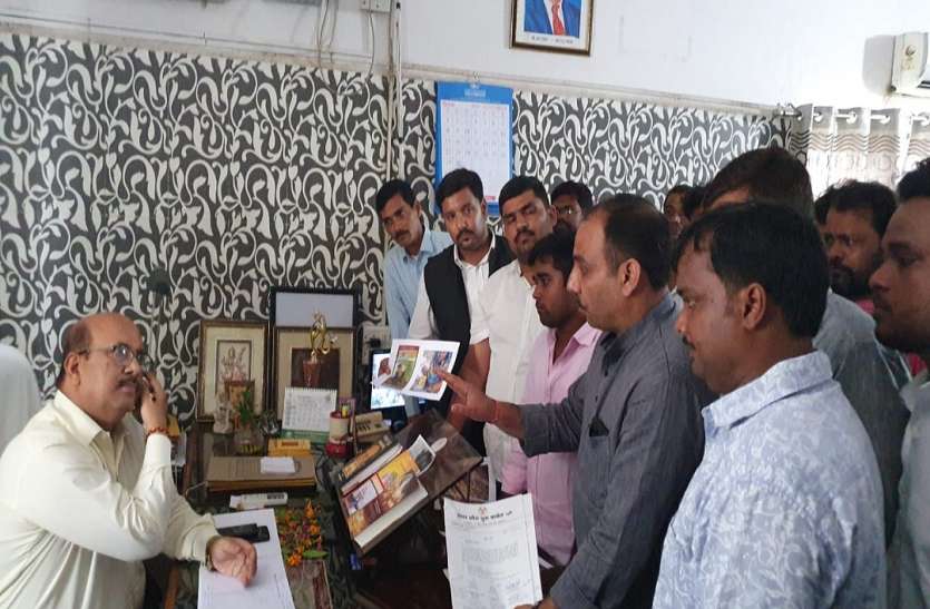 सीएमओ को ज्ञापन सौपते यूथ कांग्रेस नेता यूथ कांग्रेस ने BJP नेताओं पर लगाया लोलारक छठ पर श्रद्धालुओं को एक्सपाइरी डेट का ग्लूकोज बांटने का आरोप