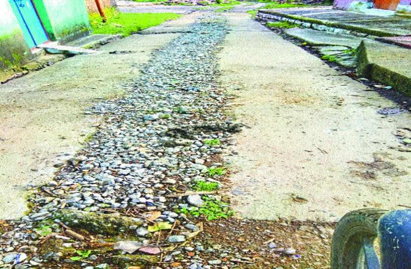 Dug road for tap-water scheme Shabby road नल-जल योजना के लिए खोदी सड़क अब ये है हाल