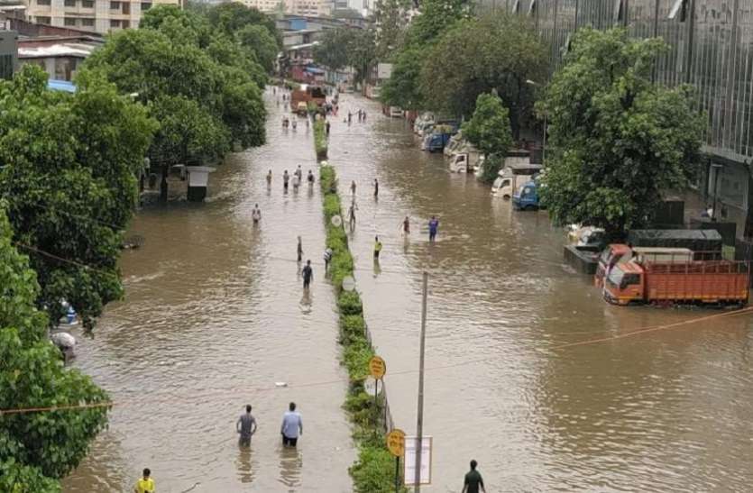 BMC बारिश दौरान पानी में गिरने से बीएमसी के दो कर्मचारियों की मौत BMC बारिश दौरान पानी में गिरने से बीएमसी के दो कर्मचारियों की मौत