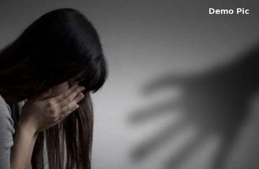 स्कूल से घर लौट रही 9वीं कक्षा की छात्रा से बलात्कार कर आरोपी फरार, पुलिस ने तीन जनों के खिलाफ दर्ज किया मामला स्कूल से घर लौट रही 9वीं कक्षा की छात्रा से बलात्कार कर आरोपी फरार, पुलिस ने तीन जनों के खिलाफ दर्ज किया मामला
