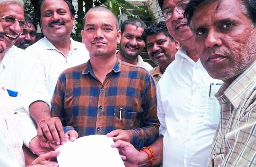 Memorandum submitted to Additional Collector and SP विभिन्न संगठन के कार्यकर्ताओं ने समस्याओं के निराकरण की उठाई मांग