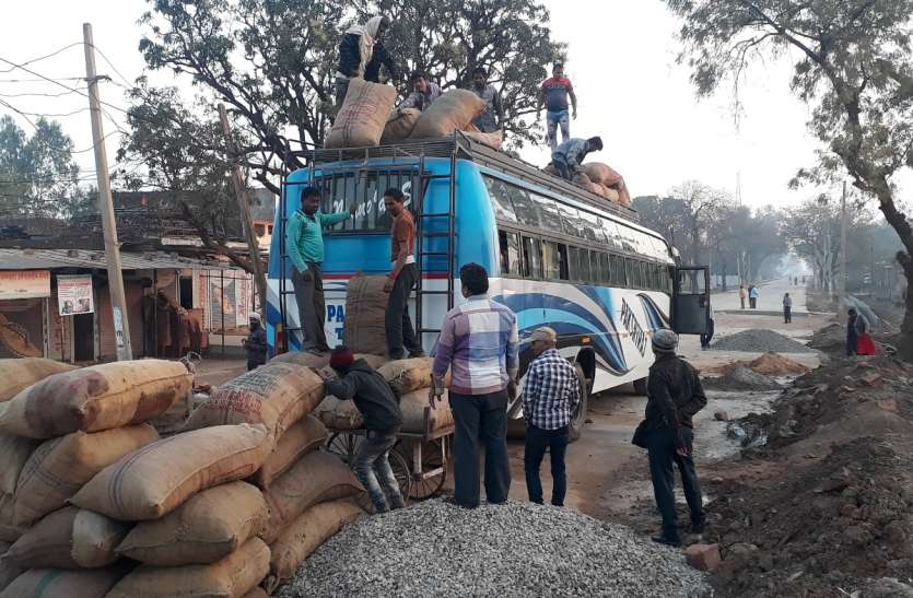 RTO Messing with the safety of riders on the highway हाइवे पर मुसाफिरों के सिर पर मंडरा रही 'मौत', सवारियों की सुरक्षा से खिलवाड़