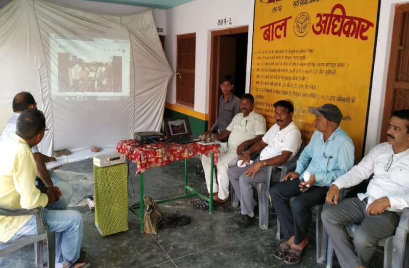 Basic shiksha school प्रोजेक्टर के माध्यम से शिक्षकों ने जानी ‘प्रेरणा’ एप की विशेषताएं