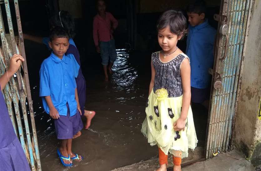 स्कूल बना टापू, क्लास में छात्रों का बैठना हुआ मुश्किल, छज्जा गिरने का भी डर