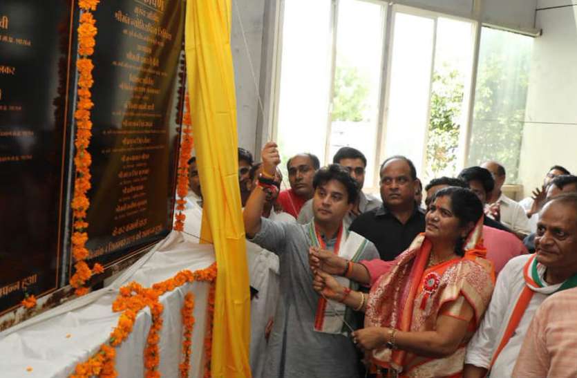 ज्योतिरादित्य की पूजा करती हैं कमल नाथ की ये मंत्री, कहा- सिंधियाजी ने मुझे बनाया, वो मेरे भगवान ज्योतिरादित्य की पूजा करती हैं कमल नाथ की ये मंत्री, कहा- सिंधियाजी ने मुझे बनाया, वो मेरे भगवान