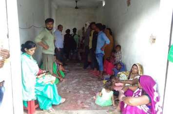 SDM Churhat raid illegal Aadhaar card center एसडीएम चुरहट ने अवैध आधार कार्ड केंद्र पर मारा छापा