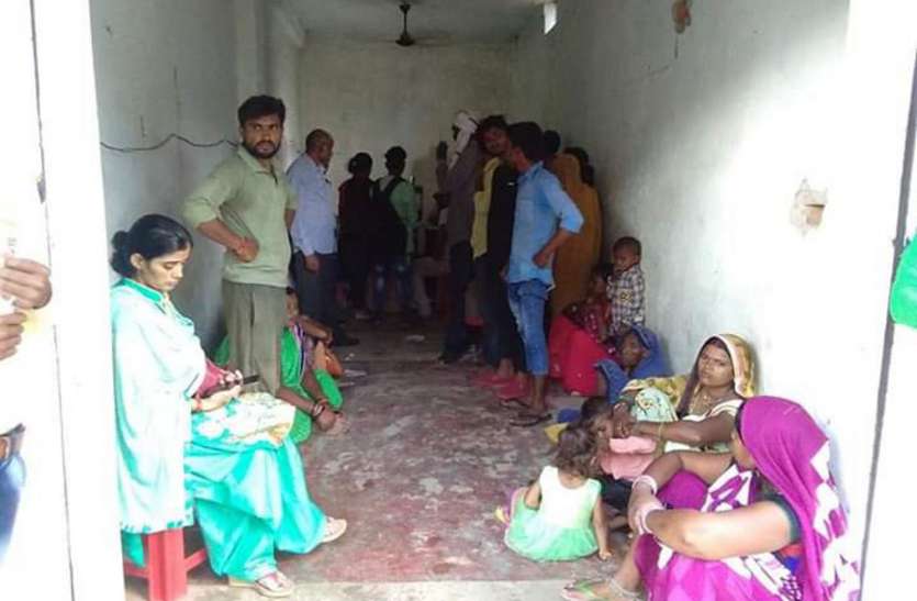 SDM Churhat raid illegal Aadhaar card center एसडीएम चुरहट ने अवैध आधार कार्ड केंद्र पर मारा छापा