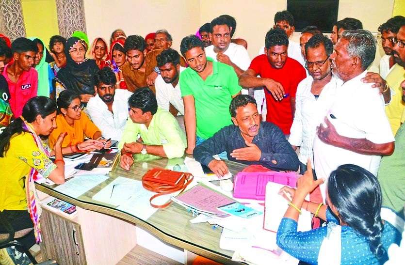 समस्या से परेशान महिलाओं ने उठाया ये कदम तो सकते में आए अधिकारी समस्या से परेशान महिलाओं ने उठाया ये कदम तो सकते में आए अधिकारी