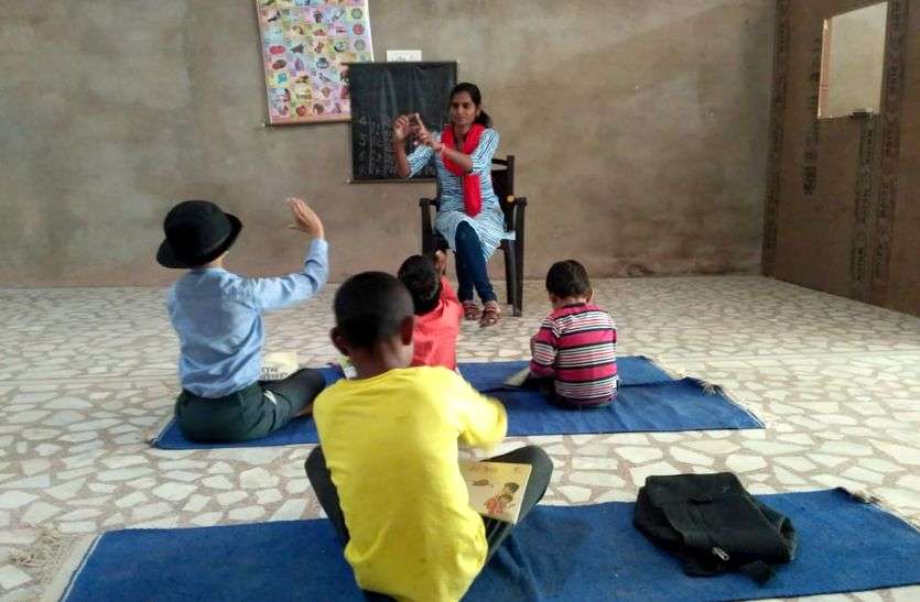 Teachers Day: मंदबुद्धि मामा को देख बनाई योजना, अब घर-घर से मंदबुद्धि बच्चों को ढूंढकर निशुल्क पढ़ा रहा कृष्ण मंदबुद्धि मामा को देख बनाई योजना, अब घर-घर से मंदबुद्धि बच्चों को ढूंढकर निशुल्क पढ़ा रहा कृष्ण