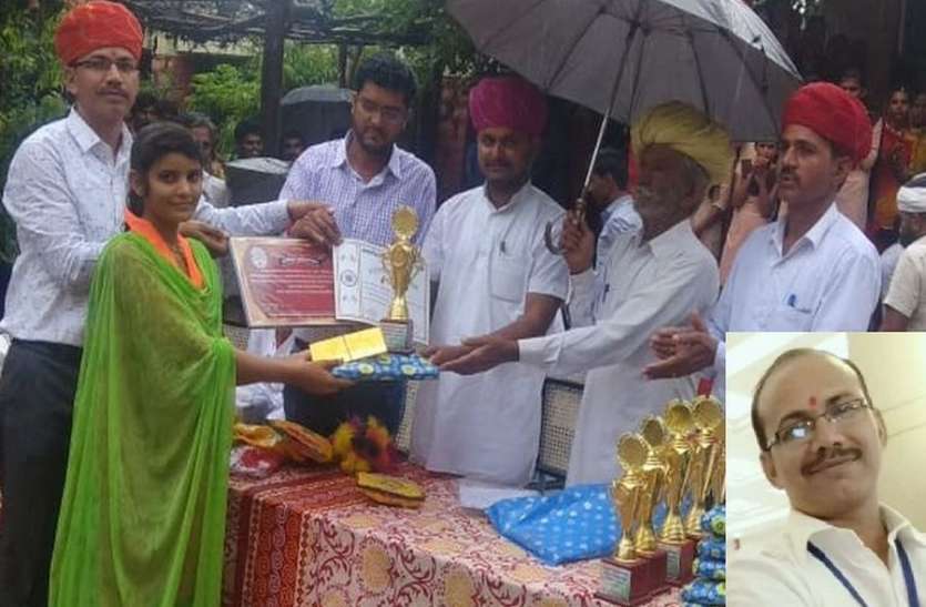 teacher's day specail एक ऐसा शिक्षक जो खुद को मिली पुरस्कार की राशि बच्चों में बांट रहा हैं