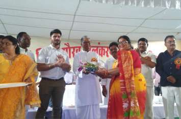 Teachers day: Saksham Surajpur app inaugrated Video: शिक्षक दिवस पर केंद्रीयकृत ई पुस्तकालय 'सक्षम सूरजपुर' एप्प का शुभारंभ, कलक्टर बोले- इससे ये होंगे फायदे