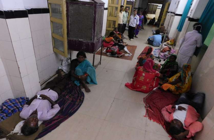 Patients are not getting space even on the floor in district hospital 13 वार्ड, 300 बेड और 400 मरीजों की भर्ती