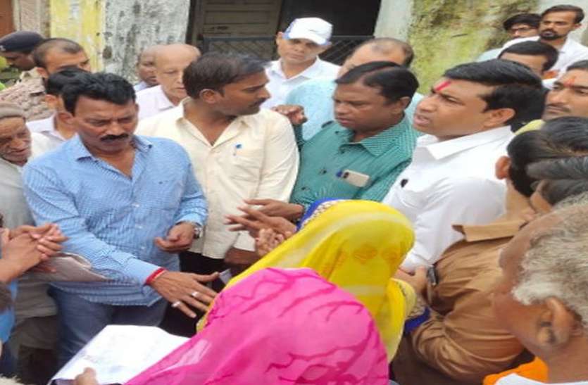 VIDEO : गांव का दौरा करने पहुंचे मंत्री को महिलाओं ने घेरकर कहा - सडक़, बिजली, पानी से दिलवाओ आवास VIDEO : गांव का दौरा करने पहुंचे मंत्री को महिलाओं ने घेरकर कहा - सडक़, बिजली, पानी से दिलवाओ आवास