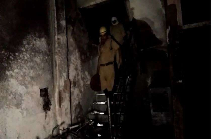 VIDEO : अपार्टमेंट में रात साढ़े 3 बजे लगी भीषण आग, सात लोग झुलसे, तीन गंभीर