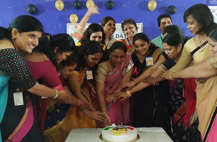 Teacher's day News: केक काटकर मनाया शिक्षक दिवस Teacher's day News: केक काटकर मनाया शिक्षक दिवस