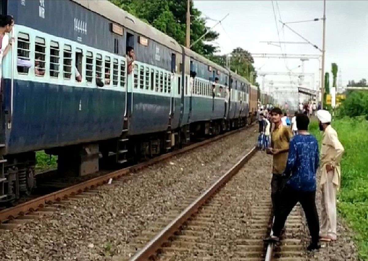 INDIAN RAIL: रेलवे ने अभी तक नहीं उठाए मवेशियों के शव
